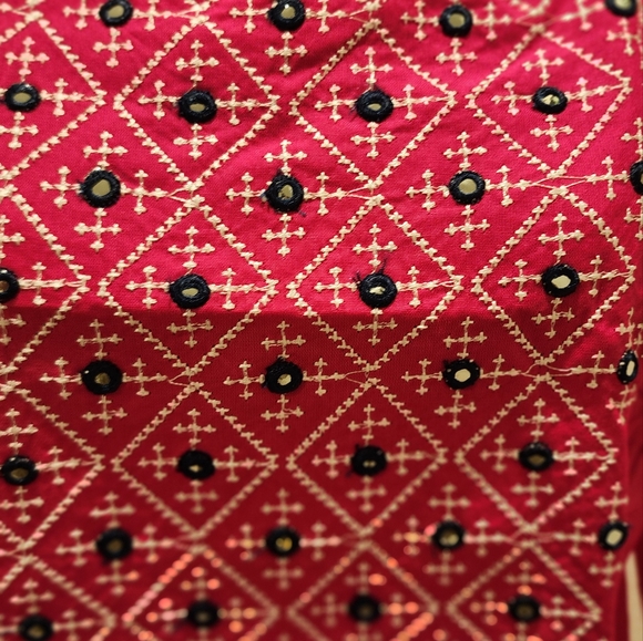 This elegant and adaptable kurti combines fashion with comfort - Picture 4 of 4